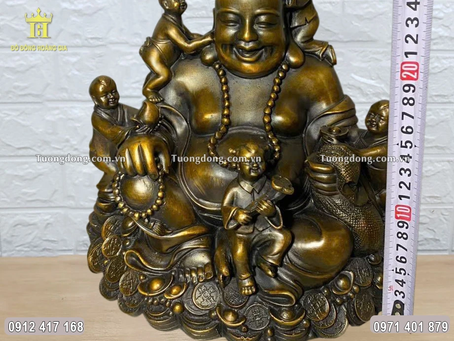 Phật Di Lặc được chạm khắc nổi bật ở trung tâm bức tượng